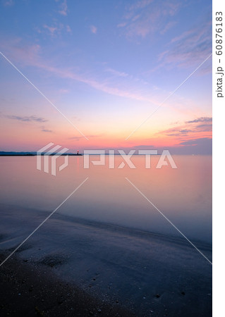 夜明けの海辺 60876183