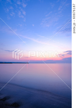 夜明けの海辺 60876187