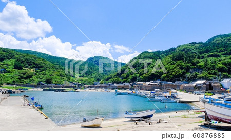 夏の漁村風景 60876885