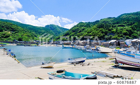 夏の漁村風景 60876887