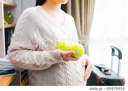 妊婦の入院準備 テニスボールの写真素材
