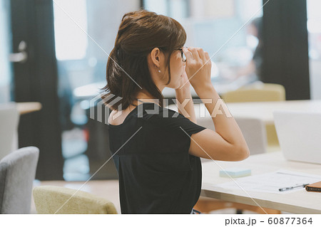 働く女性　メガネ 60877364