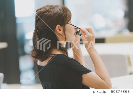 働く女性 メガネ 働く女性 メガネ 60877368