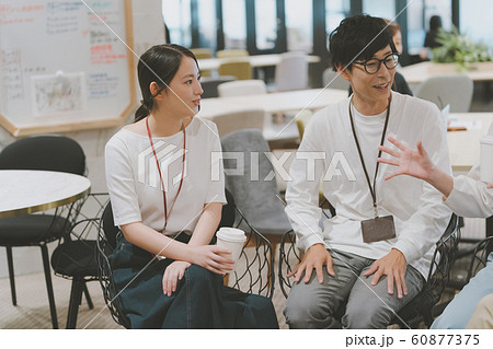カジュアルミーティング 膝を突き合わせるの写真素材 60877375 Pixta