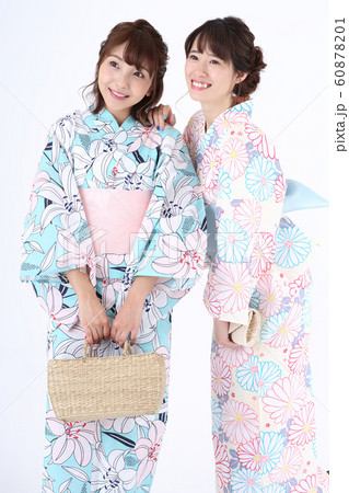 浴衣を着た女性 60878201