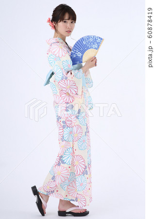 浴衣を着た女性 60878419