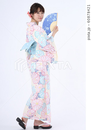 浴衣を着た女性 60878421