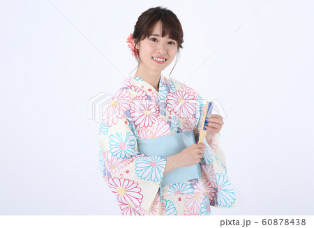 浴衣を着た女性 60878438