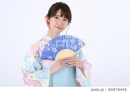 浴衣を着た女性 60878440