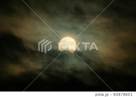 曇り空の日本の部分日食2019年12月26日 60878601