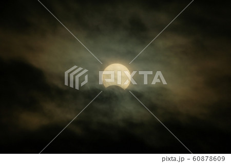 曇り空の日本の部分日食2019年12月26日 60878609