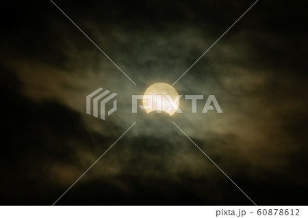 曇り空の日本の部分日食2019年12月26日 60878612