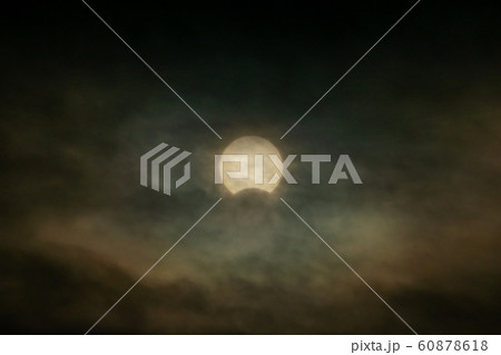 曇り空の日本の部分日食2019年12月26日 60878618