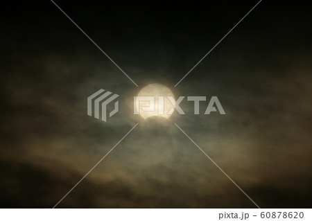 曇り空の日本の部分日食2019年12月26日 60878620