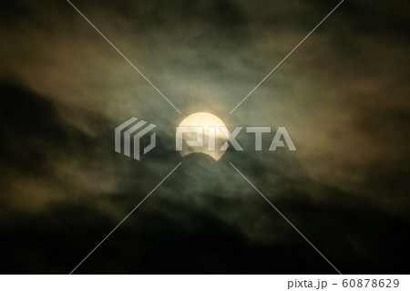 曇り空の日本の部分日食2019年12月26日 60878629