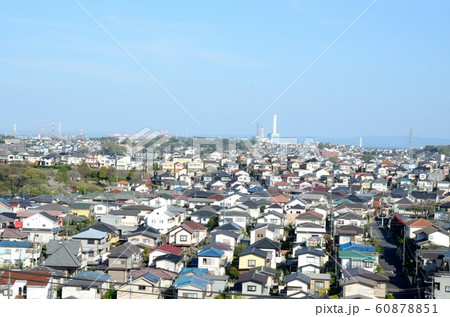 横浜市南区六ッ川の住宅街と根岸・本牧・磯子方面の工業地帯 60878851