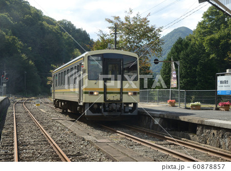 木次線 備後落合駅に停車中の普通列車 木次線 備後落合駅に停車中の普通列車 60878857