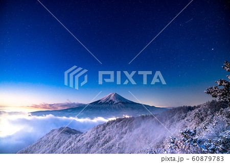 《山梨県》雲海に浮かぶ富士山・星空 《山梨県》雲海に浮かぶ富士山・星空 60879783