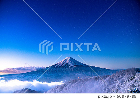 《山梨県》雲海に浮かぶ富士山・ブルーモーメント 《山梨県》雲海に浮かぶ富士山・ブルーモーメント 60879789