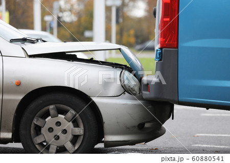 Crashed part of auto 60880541