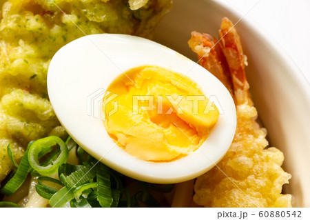 天ぷらぶっかけうどんにのせられたゆで卵。 天ぷらぶっかけうどんにのせられたゆで卵。 60880542