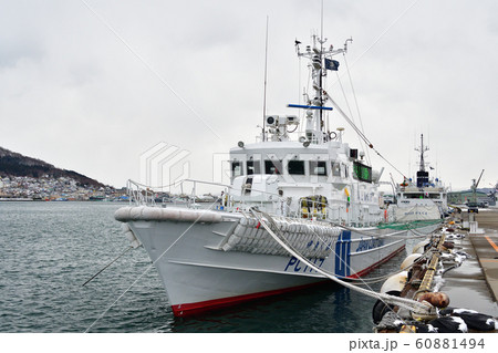 北海道函館市函館港で海上保安庁の巡視船が係留されている風景を撮影 60881494