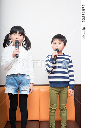 マイクで歌う男の子と女の子 60881976