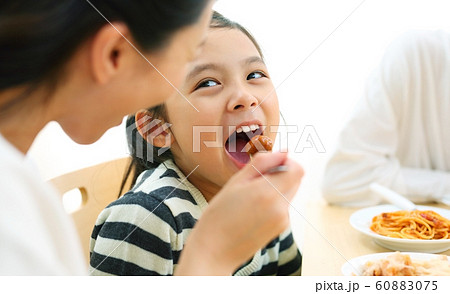 家族の楽しい食事イメージ 60883075