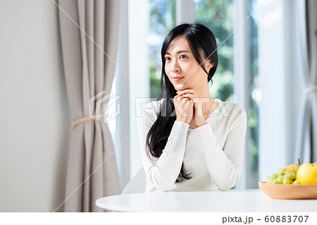 若い女性 若い女性 60883707