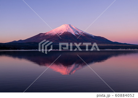 山中湖の湖面に映る紅富士 60884052
