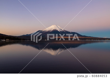 山中湖の湖面に映る紅富士 山中湖の湖面に映る紅富士 60884053