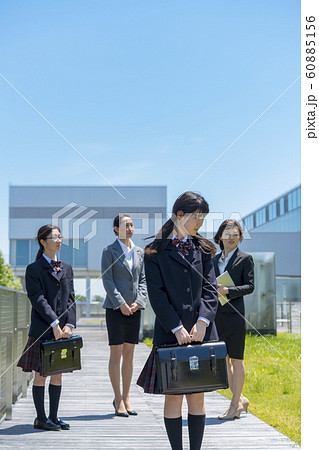 青空のしたに立つ女子高校生と先生 青空のしたに立つ女子高校生と先生 60885156