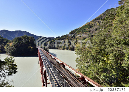 【静岡県】奥大井湖上駅とレインボーブリッジ 60887175