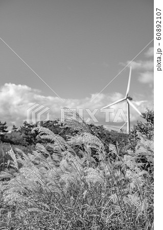 【セピア】青山高原の風車　秋 60892107