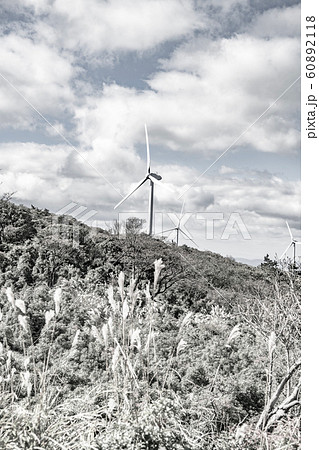 【セピア】青山高原の風車　秋 60892118