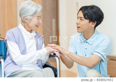 シニア、ケアホーム、介護士、車いす 60892401