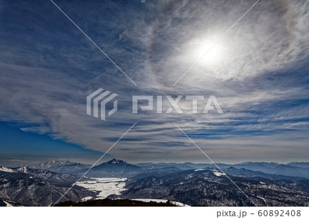 至仏山山頂から残雪の尾瀬ヶ原・燧ヶ岳と光環 60892408