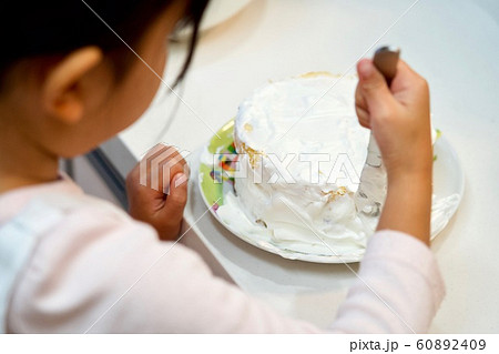 女の子の手作りケーキ(ナッペ) 60892409