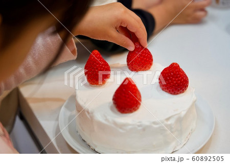 子供の手作りショートケーキ(苺乗せ) 子供の手作りショートケーキ(苺乗せ) 60892505
