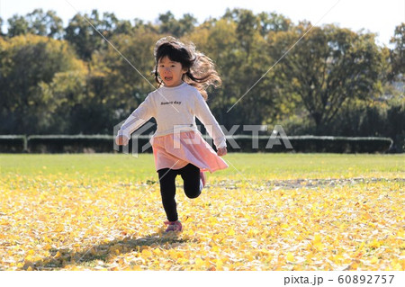 走る女の子の写真素材