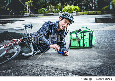 フードデリバリー　男性 60893693