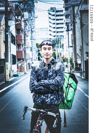 フードデリバリー　男性 60893721