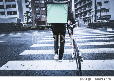 フードデリバリー　男性 60893770