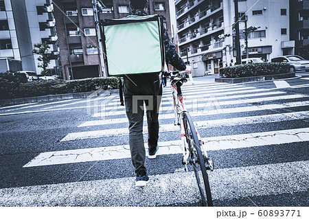 フードデリバリー　男性 60893771