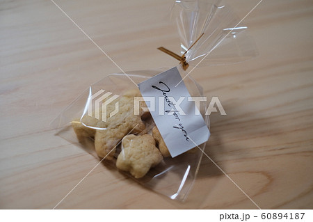 ラッピングした手作りクッキー 60894187