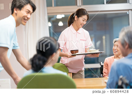 介護士、ケアホーム、食堂、配膳 60894428