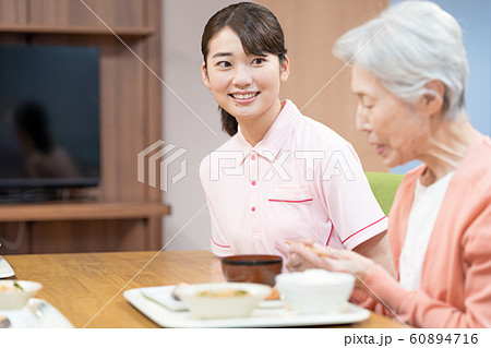 介護士、ケアホーム、食堂、配膳 60894716