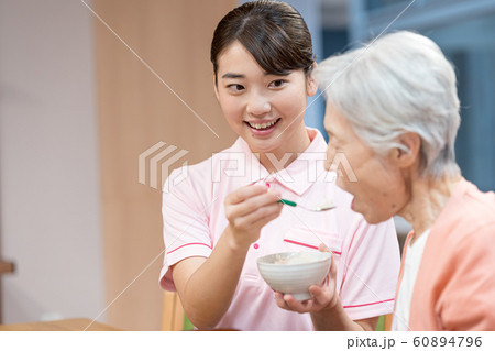 介護士、ケアホーム、食堂、配膳 60894796