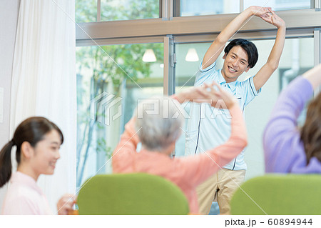 介護士、ケアホーム、体操 介護士、ケアホーム、体操 60894944