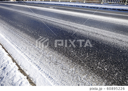 凍結路面 60895226
